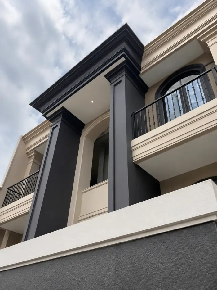 Lisplang GRC Profil Classic terpasang rapi pada fasad rumah